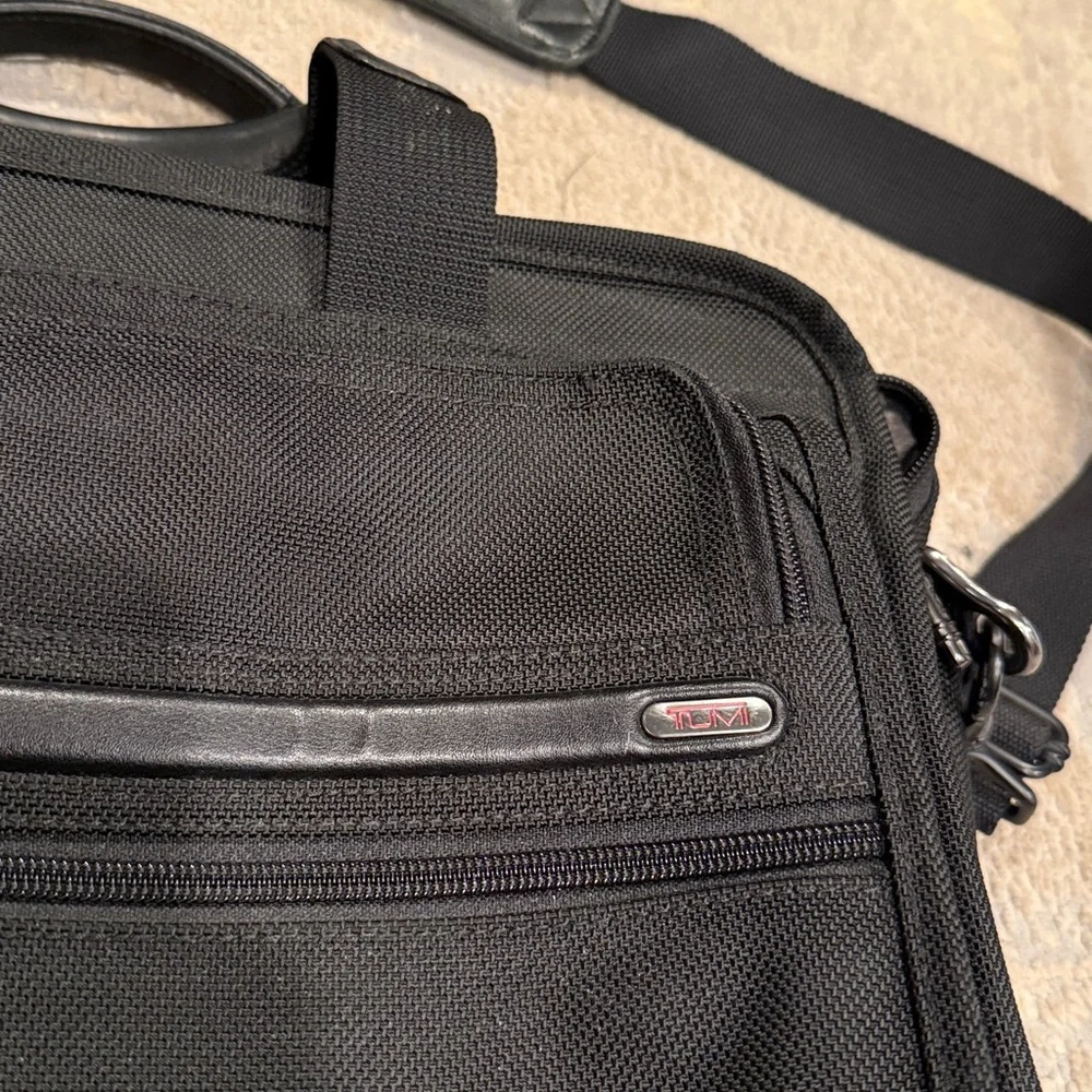 Tumi Laptop Briefcase Messenger Bag Black in EUC plenty of pockets and storage